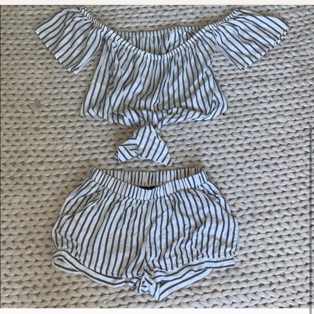 SET Off Shoulder Top + Pocketed Shorts STRIPED SET